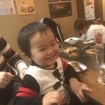 何かが背中に…