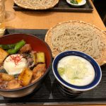 蕎麦屋にいるね。