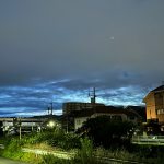 魔法使いの夜みたいな空